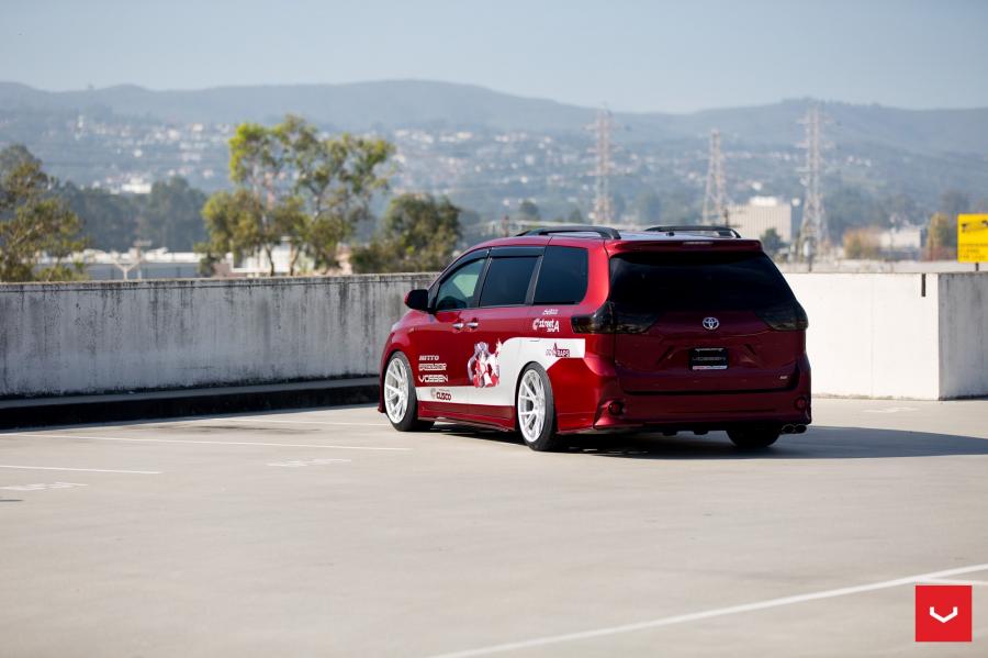  Toyota Sienna by Vossen on Vossen Wheels (VFS6) 2017 года  (фото 3 из 31)